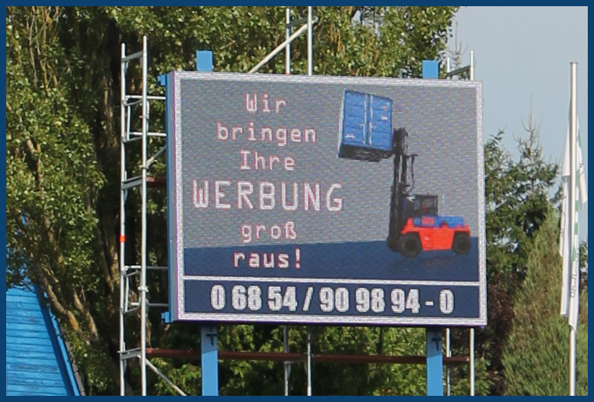 LED-Wand im Gewerbepark Bliesen bei St. Wendel im Saarland. 