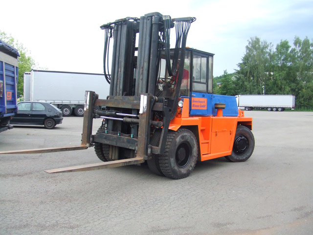 Schwerlaststapler, Schwerlasteinlagerung, Container, Entladung, Stapler, Schwerlaststapler, Einlagerung, Auslagerung, Logistik, Gewerbehallen, Gewerbepark, Bliesen, Saarland, Schwerlaststapler, Lagerhallen, Beladung, 12t Schwerlaststapler