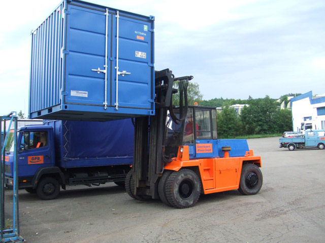 Schwerlaststapler, Schwerlasteinlagerung, Container, Entladung, Stapler, Schwerlaststapler, Einlagerung, Auslagerung, Logistik, Gewerbehallen, Gewerbepark, Bliesen, Saarland, Schwerlaststapler, Lagerhallen, Beladung, 12t Schwerlaststapler